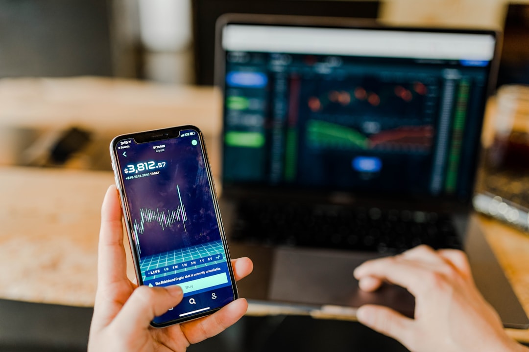 스마트폰으로 ETF 상품 화면을 보는 손