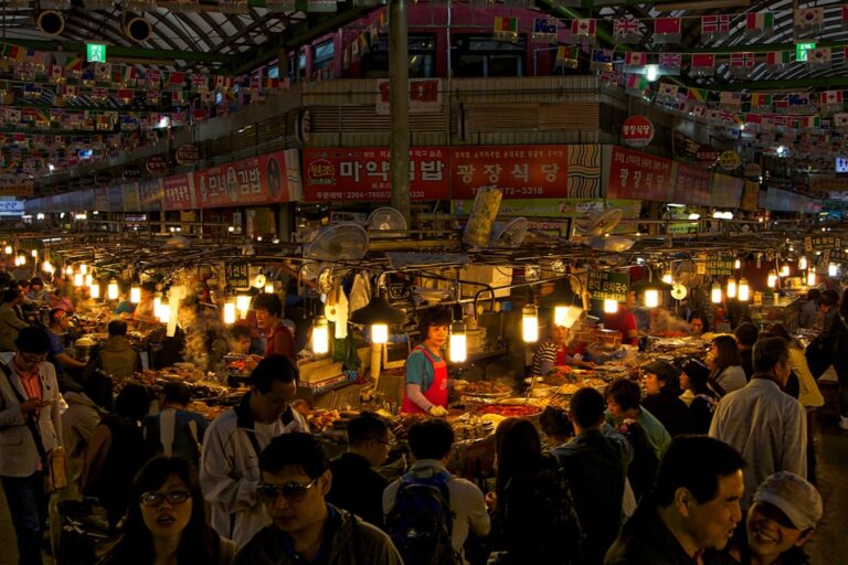 전통시장에서 물건을 고르는 사람들